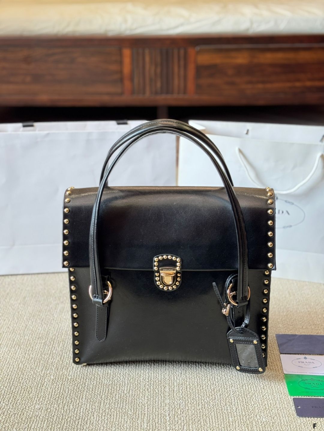 PRADA レトロショルダーバッグ - チョコレート | ヴィンテージ風 |