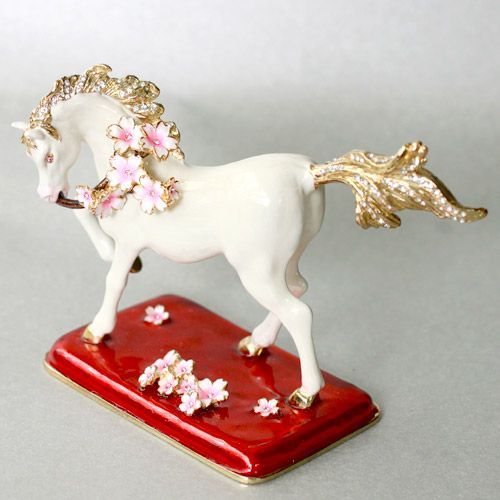 EX500【正規品】桜馬 桜をあしらった躍動感のある白馬の置物
