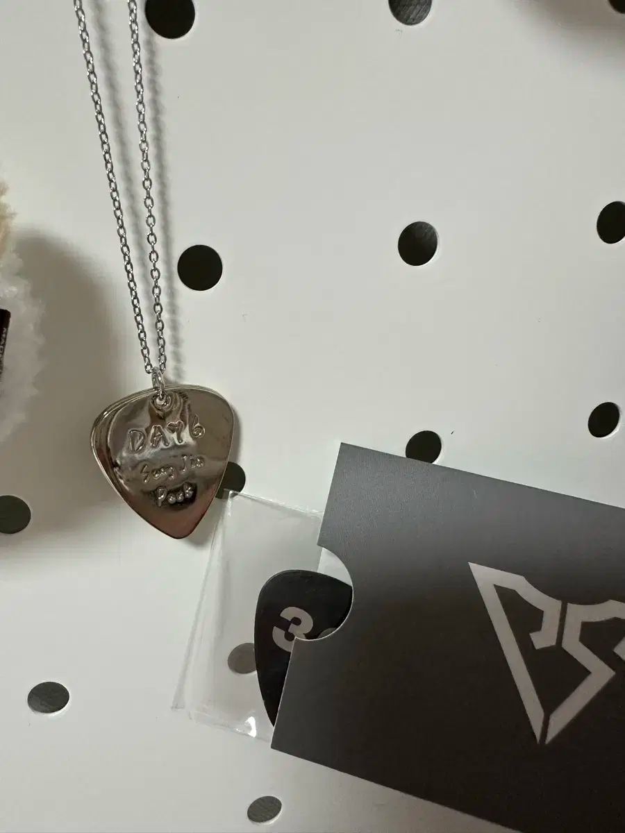 DAY6(デイシックス) ソンジン(SUNGJIN) ギターピック ネックレス