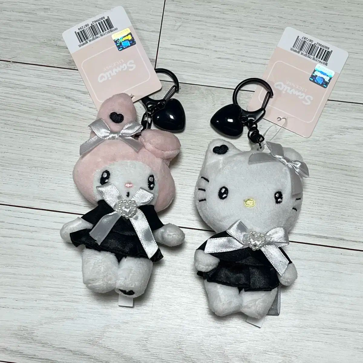 ハローキティ - ハロー キティ ハート キーホルダー ストラップ ブラック シルバー 韓国 バッチ) Sanrio(サンリオ) マイメロディー ＆ hello kitty
