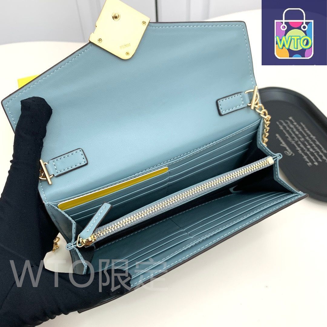 輸入レザーに海外製金具を備える