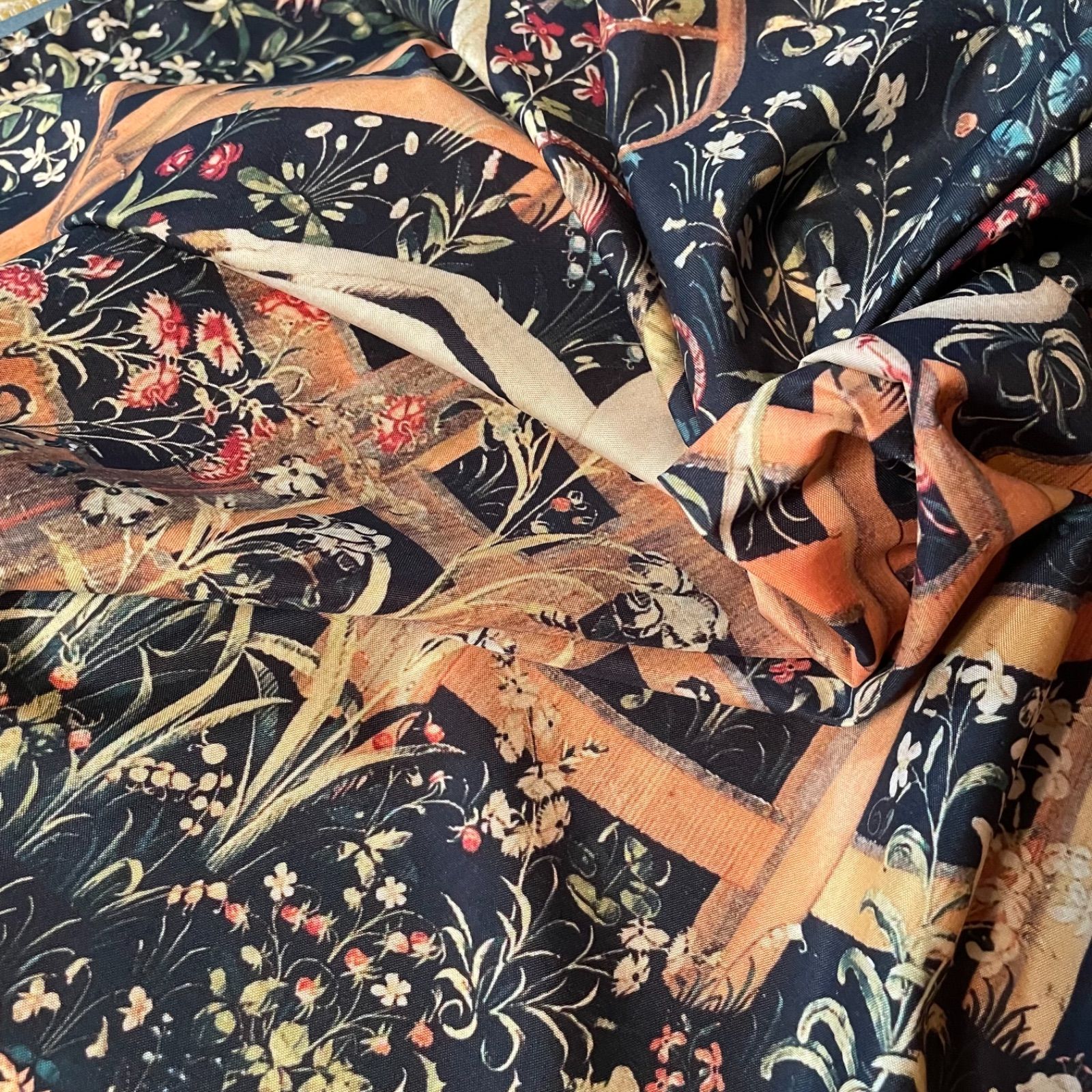 一角獣狩り マルチクロス 囚われの一角獣 - メルカリ