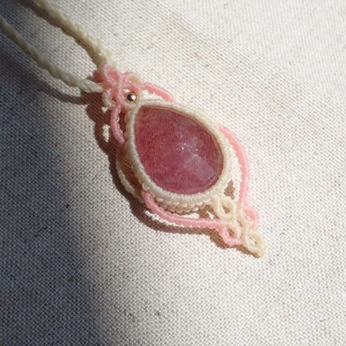 ストロベリークォーツのマクラメ編みネックレス 専用】ラブラドライト