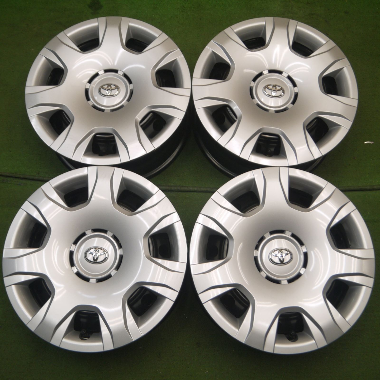 新車外し 引越しのため3/31迄 ハイエース純正タイヤホイールセット