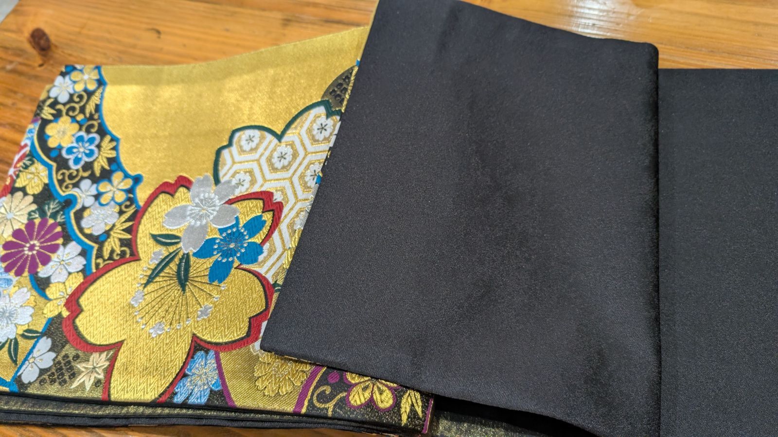 【美品　個性的】袋帯　黒地　振袖向き　唐織　豪華　大輪花 超豪華銀通し総刺繍振袖【振袖・訪問着にお仕立て可能】桜 ブラック