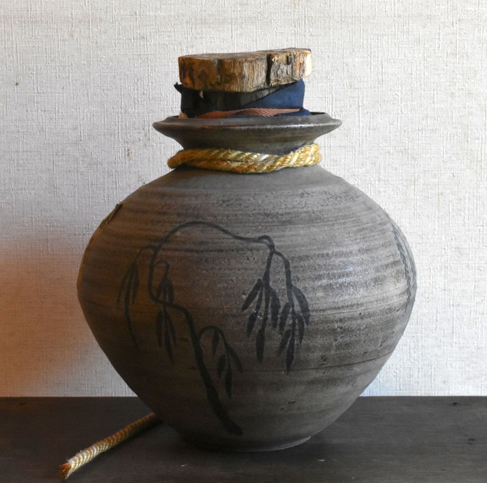 時代物】茶壺 染付 古手 茶器 柳図 無銘 本体高さ26cm 木製蓋