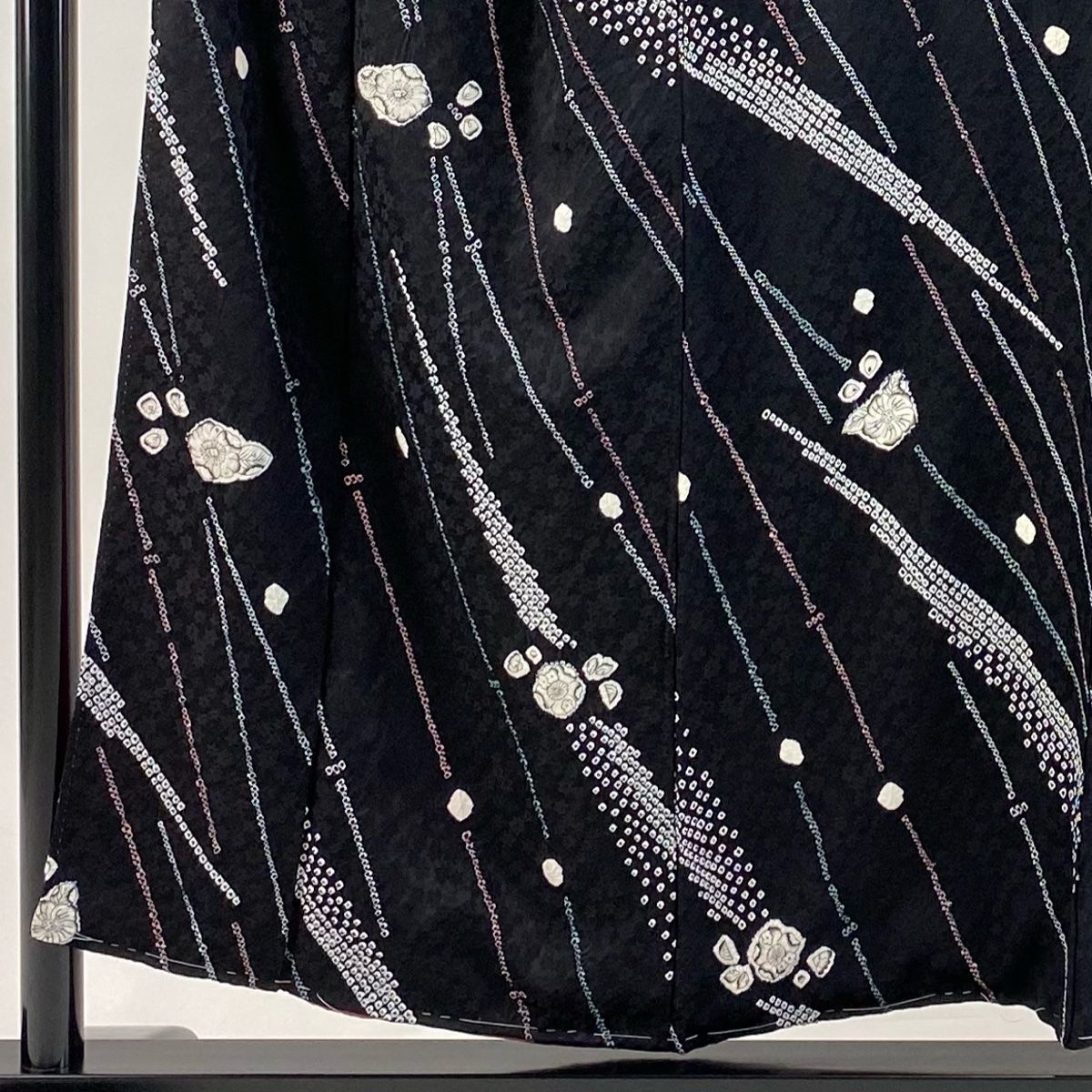 小紋 身丈154cm 裄丈67cm M 袷 草花 絞り 黒 正絹 秀品