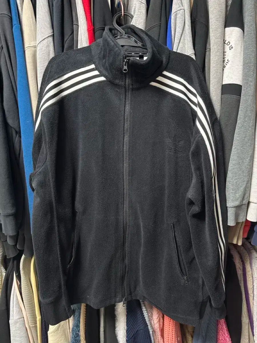 adidas アディダス 黒 ロゴ フリース 105