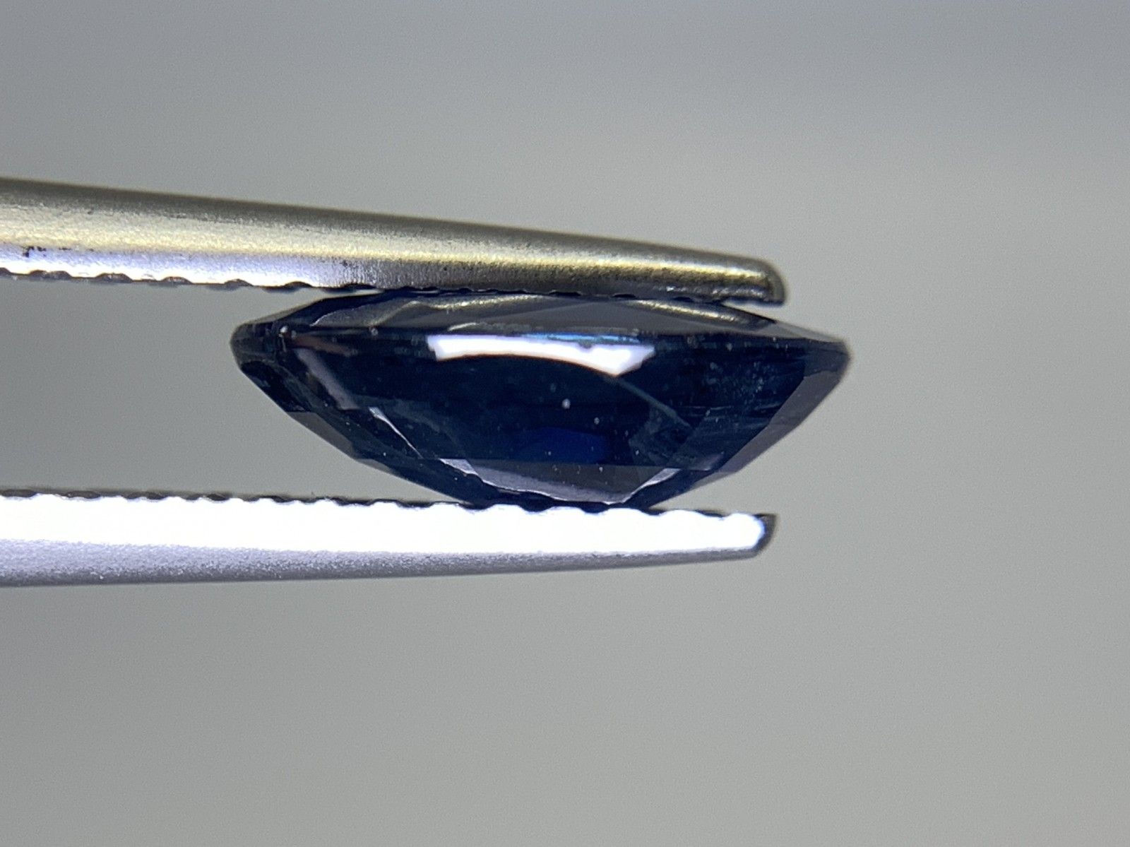 サファイア 1.851ct 宝石ソーティング付き 9.1㎜×6.9㎜×3.1㎜ ルース 