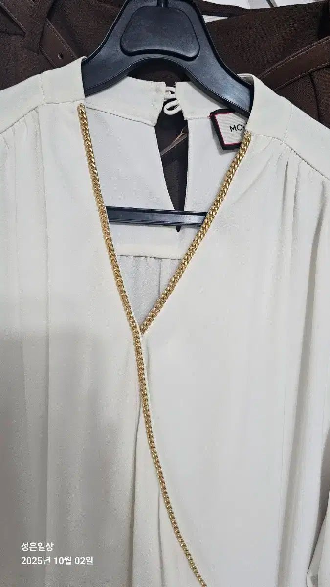 MOJO.S.PHINE モジョエスピン チェーン Vラボ ブラウス 66