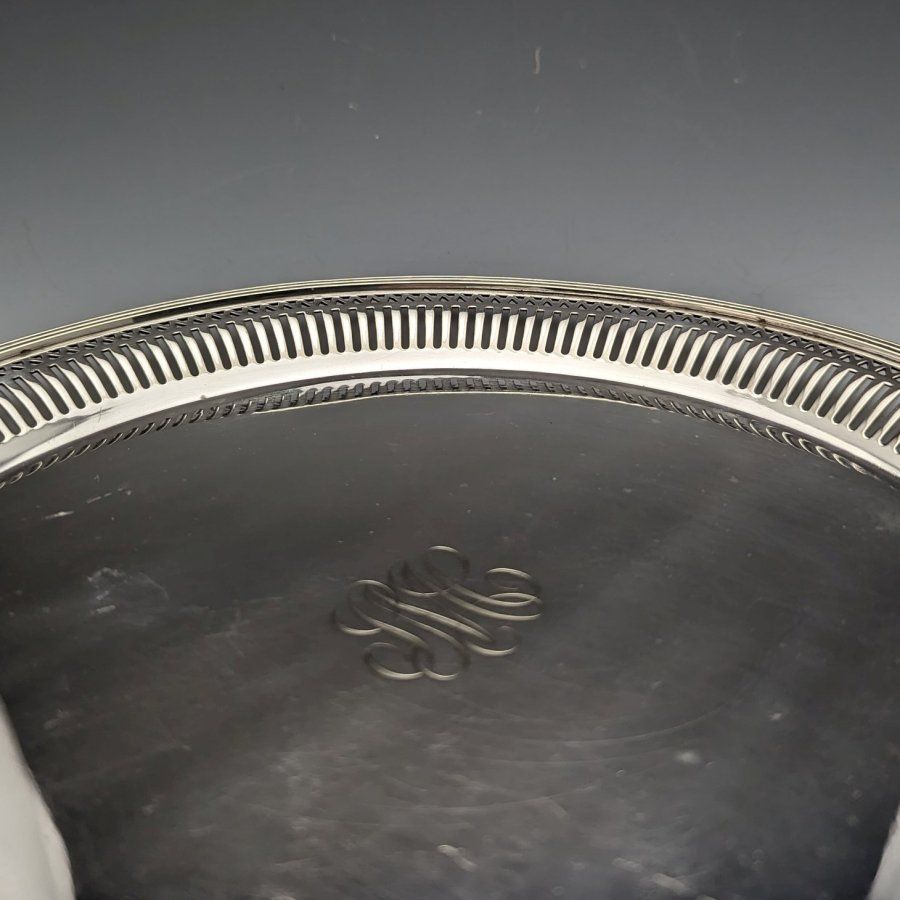目立った傷や汚れのない美品機能20世紀初頭 米国アンティーク シルバープレート製トレイ 直径28cm Gorham