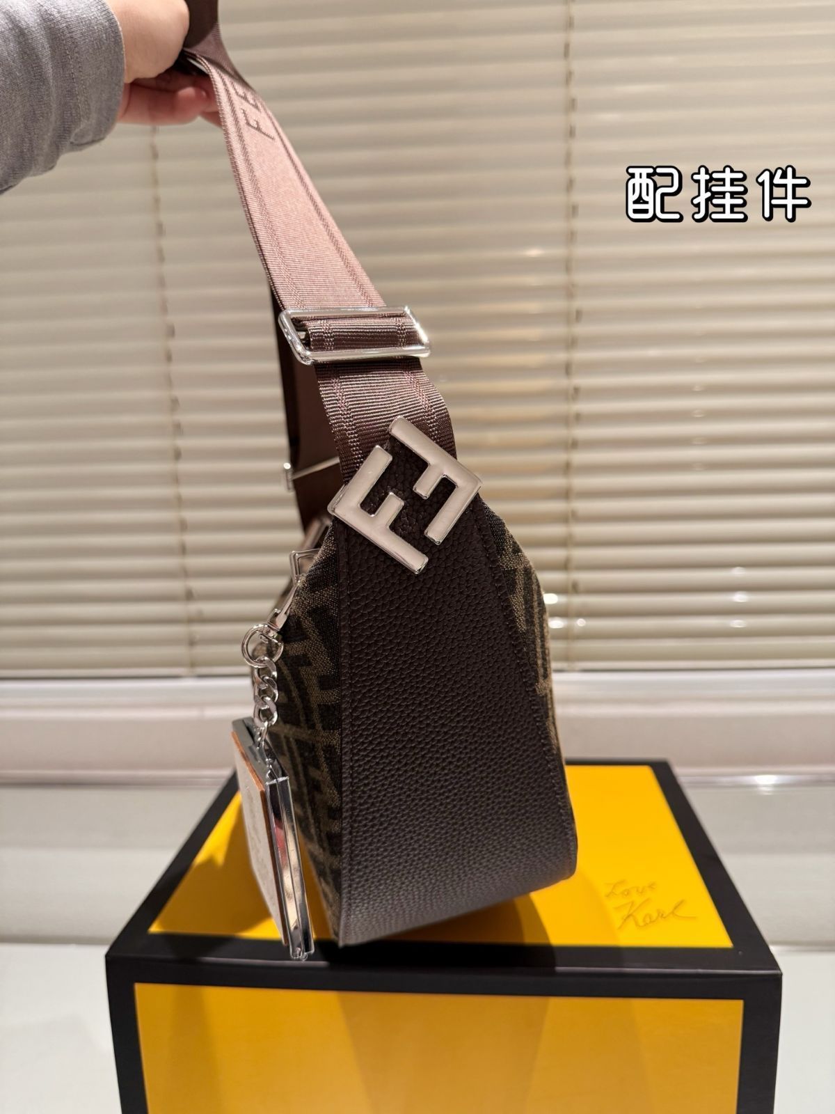 今日特価】Fendi 斜め掛けバッグ フェンディ クロスボディバッグ