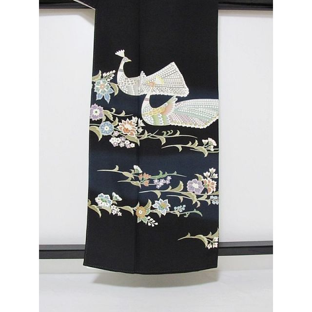 黒留袖 一越 未使用 仕付け 比翼 落款 刺繍 孔雀唐草花文様 黒留袖 一越 未使用 仕付け 比翼 落款 刺繍 孔雀唐草花文様
