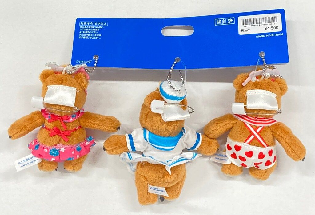 ディズニーランド カントリーベア ぬいぐるみバッジ ぬいぐるみを抱いたオスカー！東京ディズニーランド『カントリー
