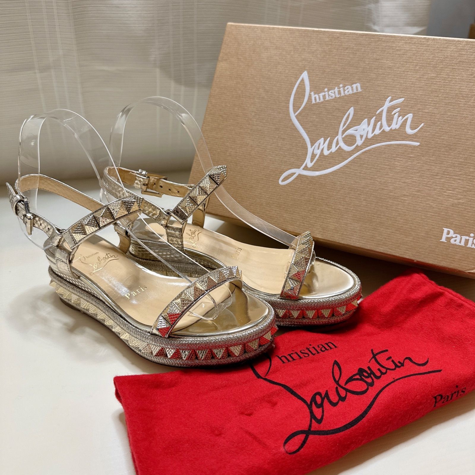 Christian Louboutin PYRACLOU クリスチャンルブタン ピラクロウ カタクロウ ストラップ付き スパイクスタッズ  ウェッジソール サンダル 厚底 ゴールド系 レーディス 靴 34 正規品 - メルカリ