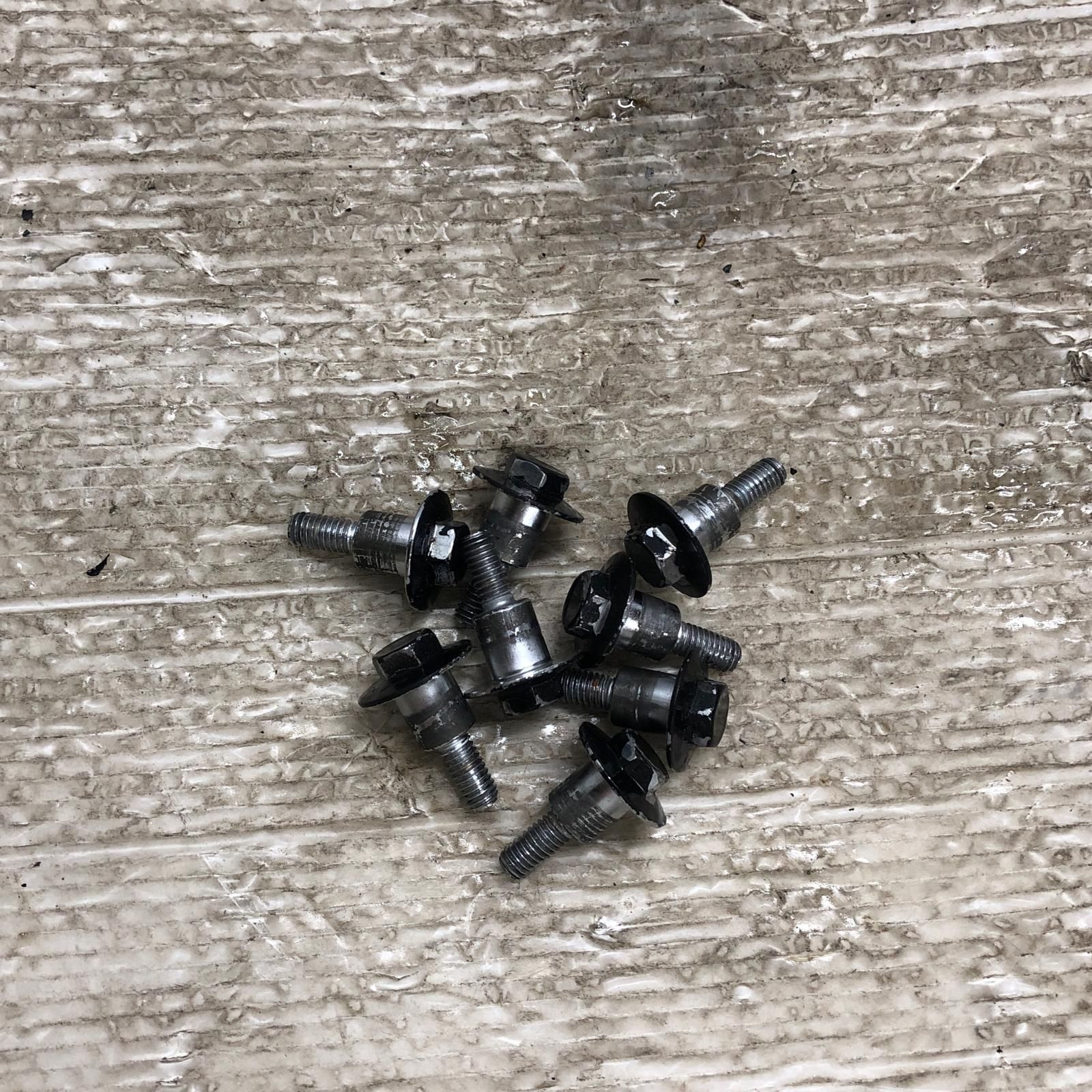 シリンダーヘッドカバー カワサキ