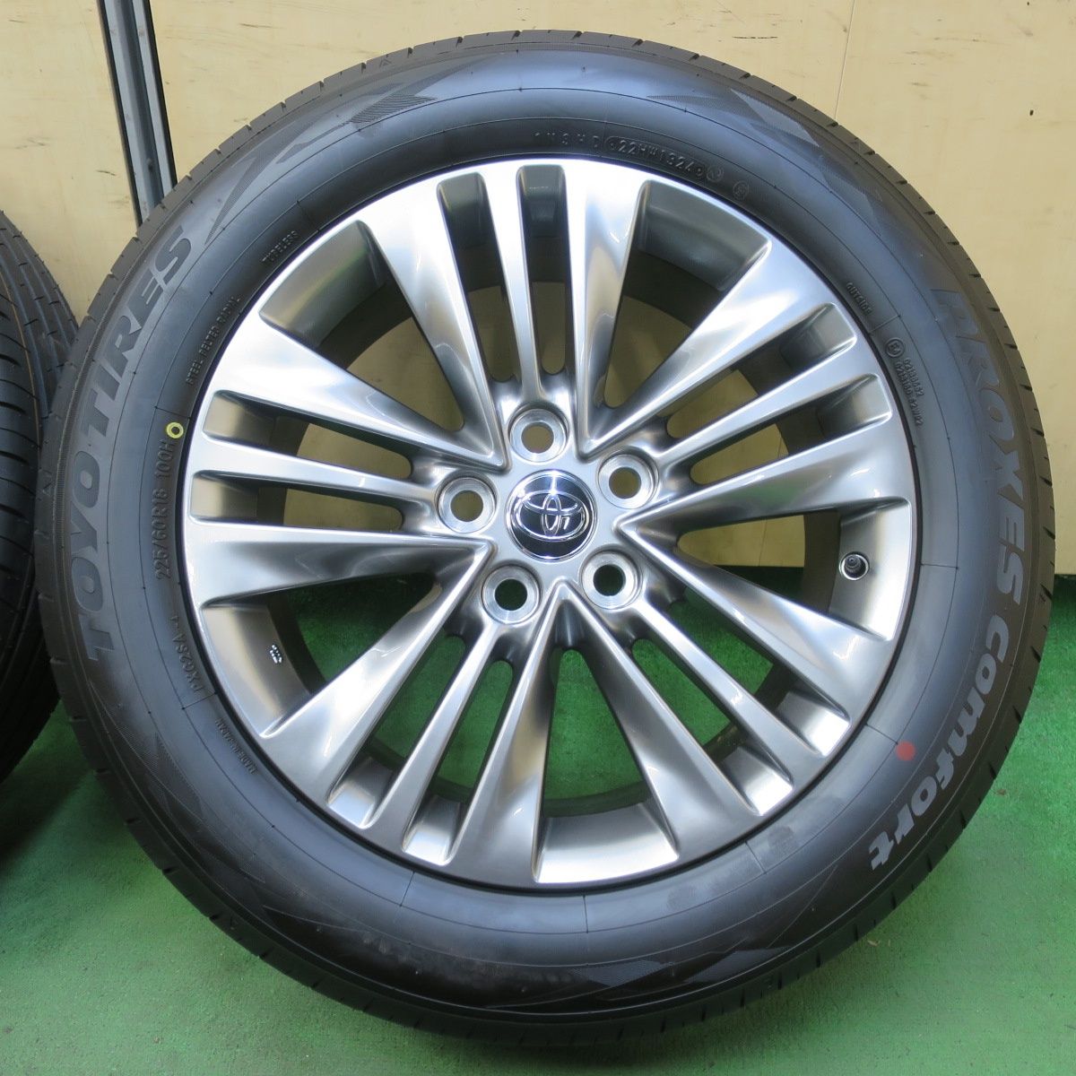 40系アルファード新車外し225/60R18 トーヨー タイヤ 18インチ