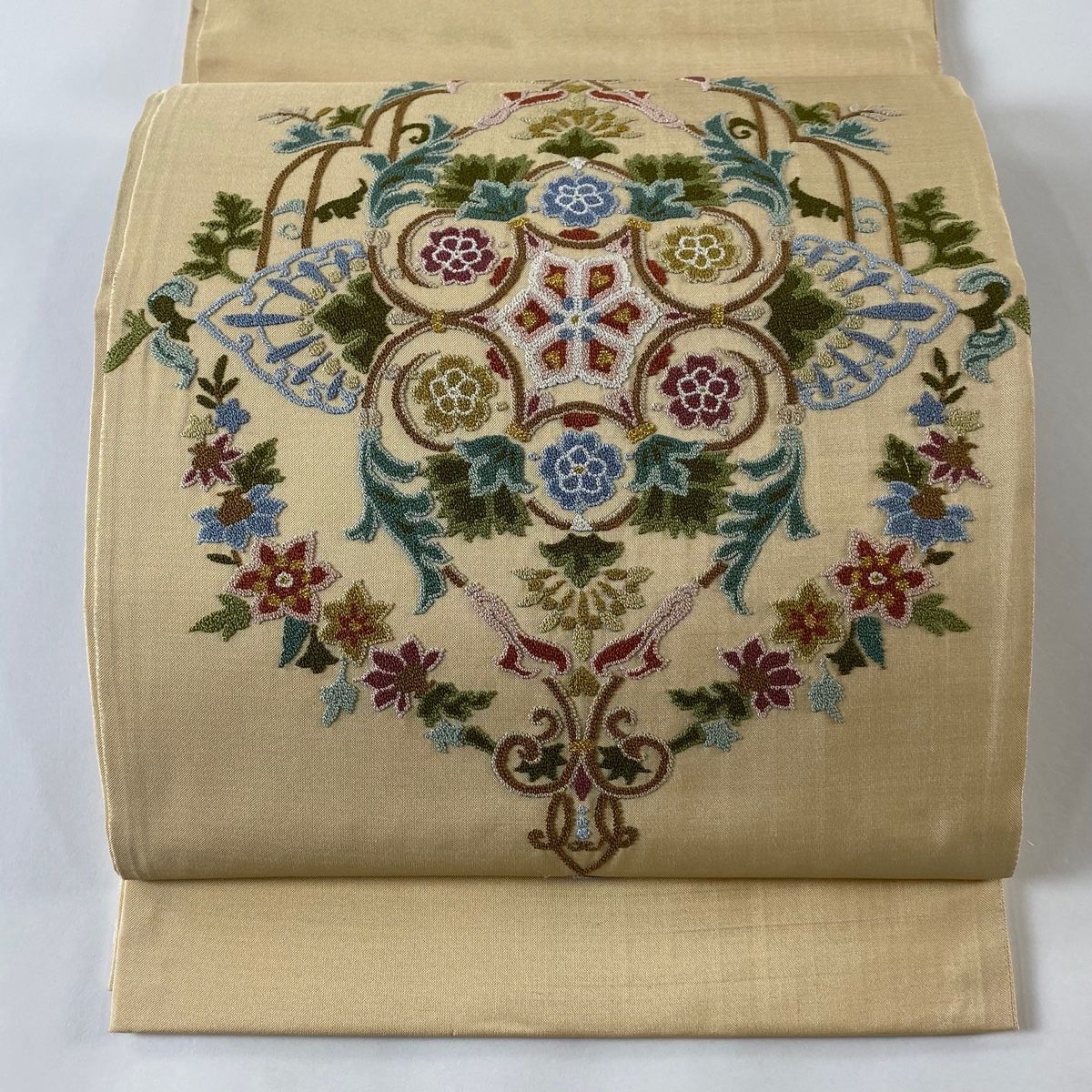 袋帯 相良刺繍 亀甲に花柄模様 金糸 白百合色 KO-952 C3091100575014_M.jpg