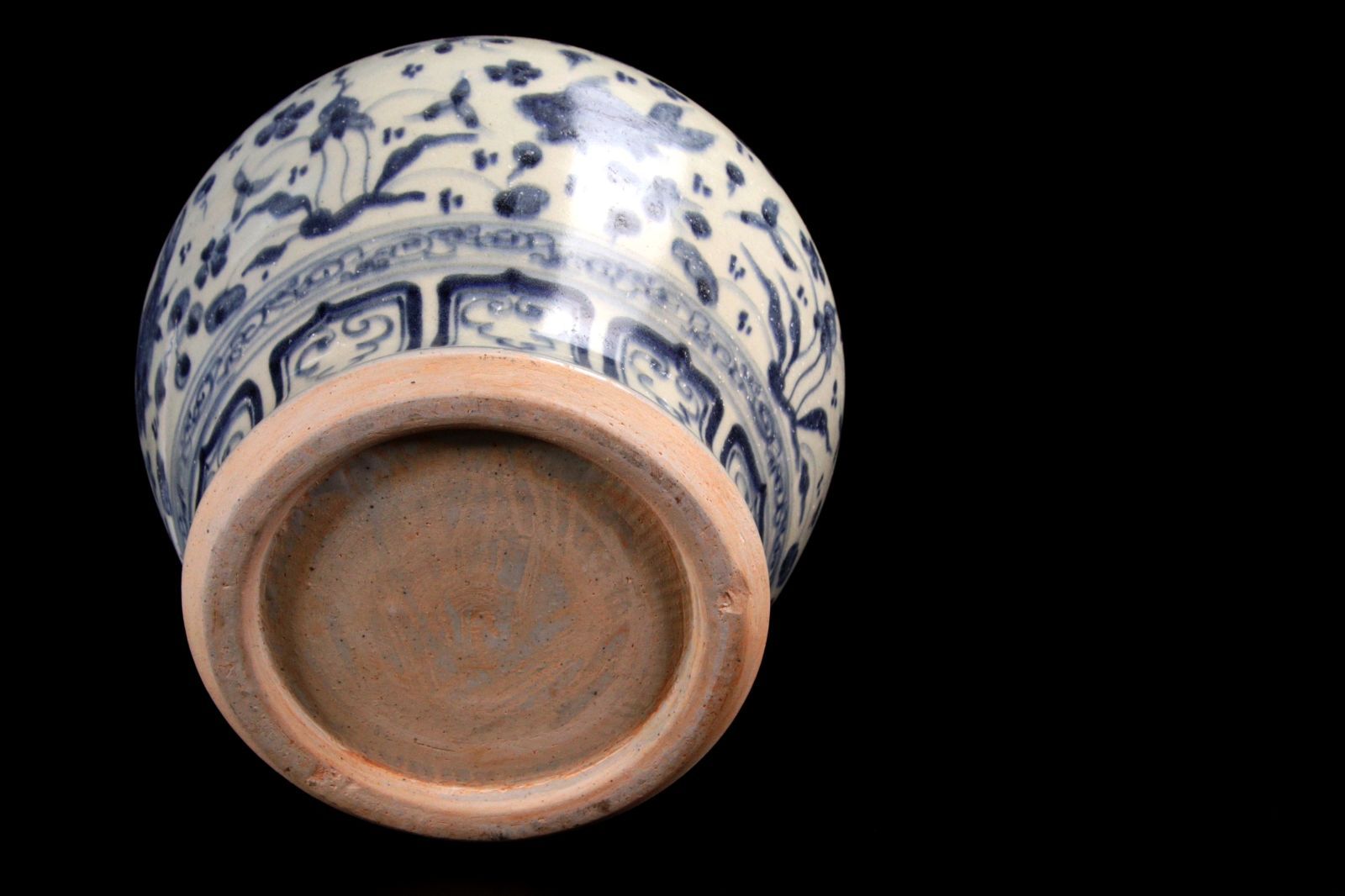 三】大明萬暦年製 色絵 魚藻文 双耳 小壺 中国美術 花瓶 壺 五彩 飾台