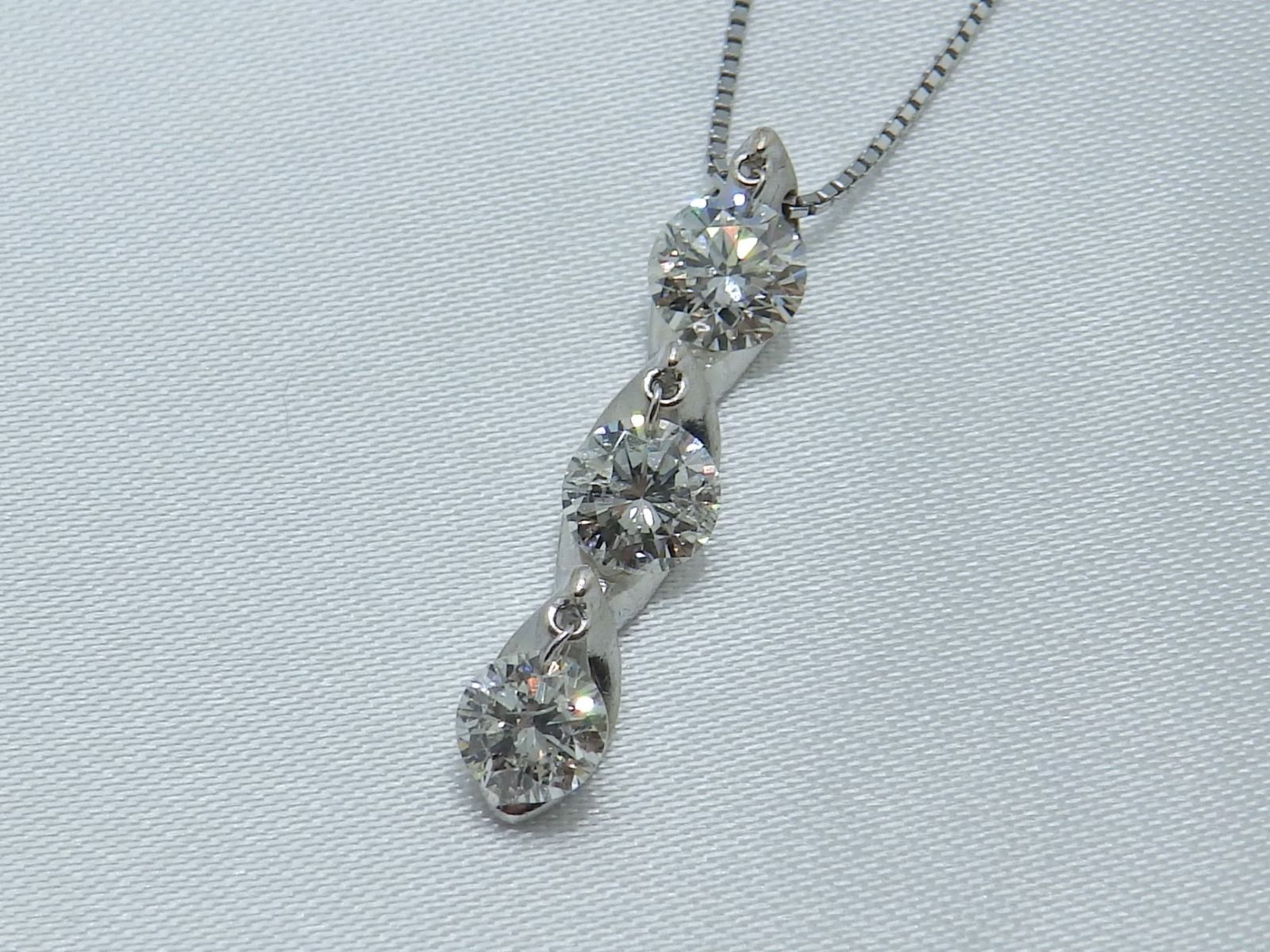 天然ダイヤモンドのペンダントネックレス【1.00ct】【K18WG】 - メルカリ