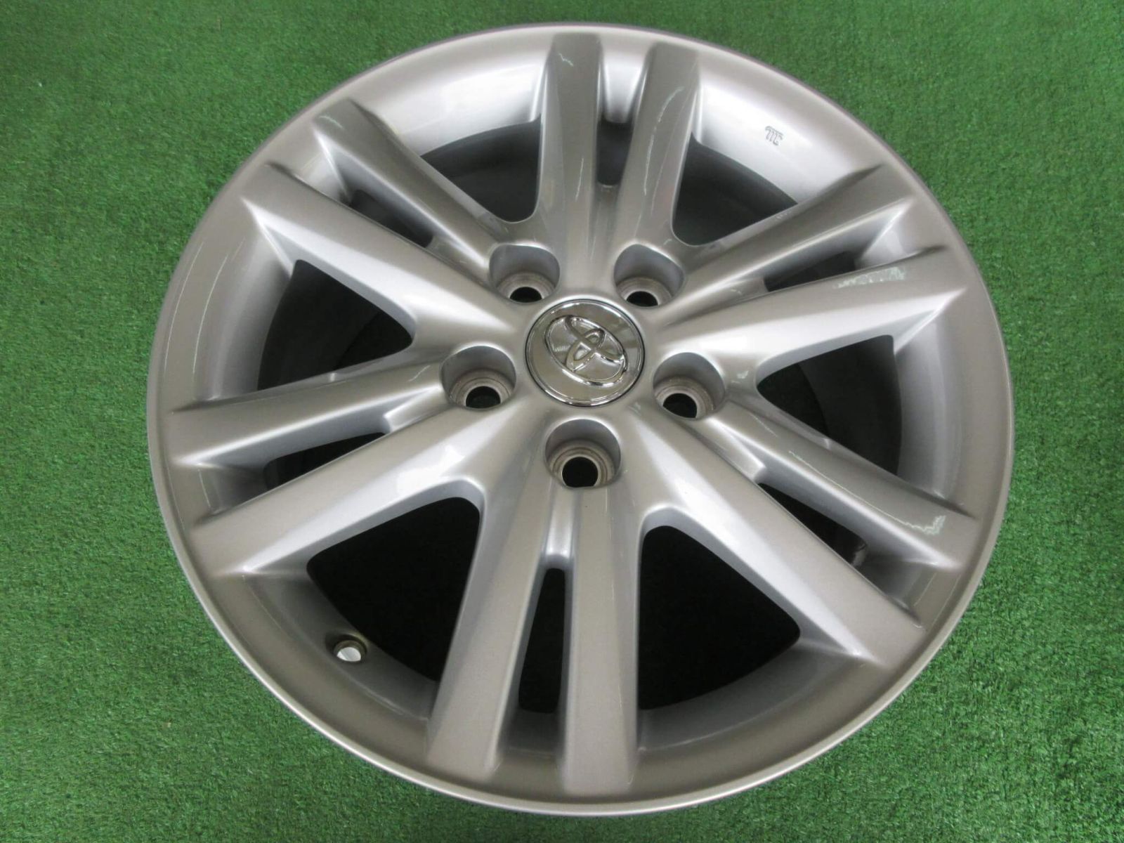 トヨタ 120系マークX純正ホイール 7J-16 5H114.3 +50 目立った