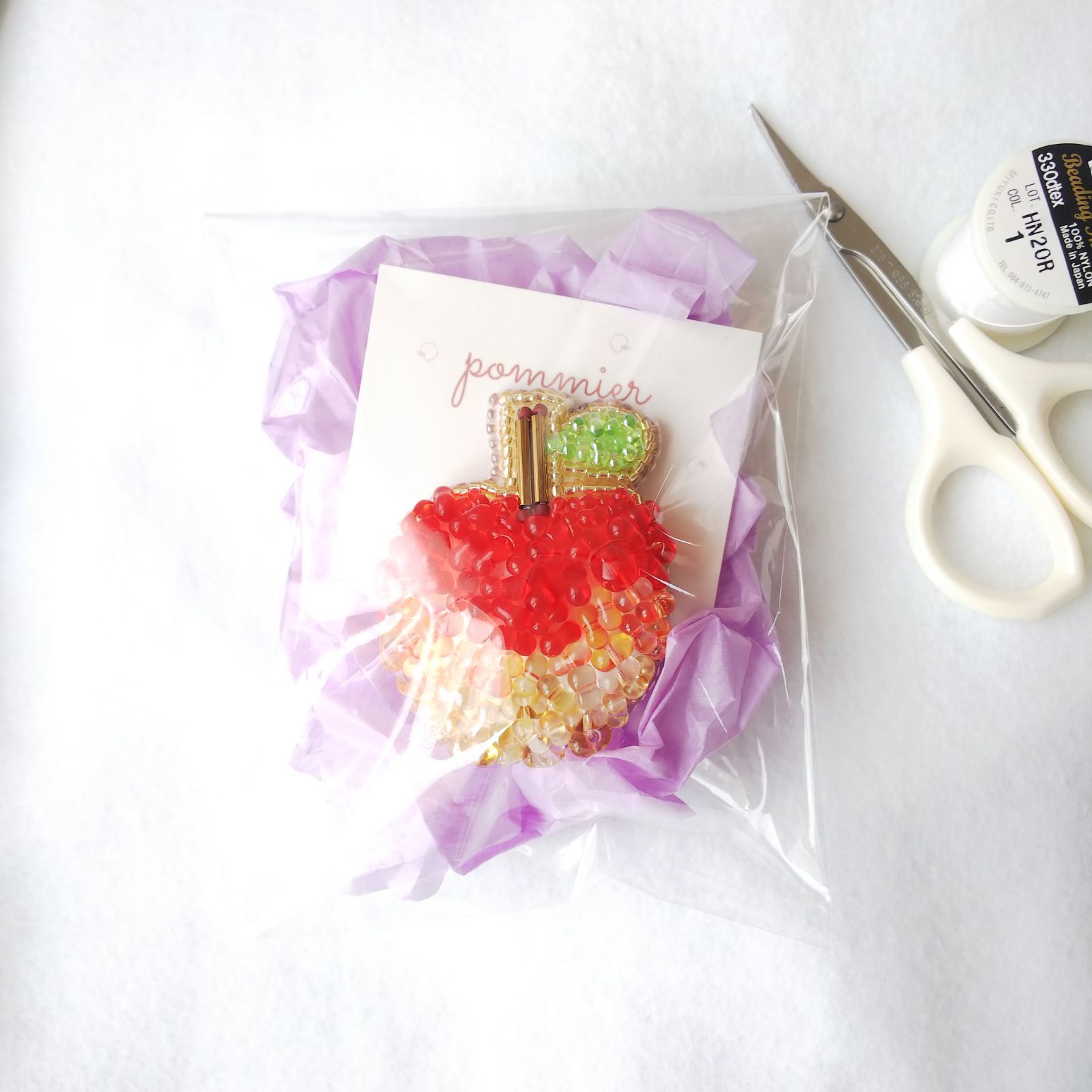 rui様コメント制♡ハンドメイド♡ファークリップ レジン ビーズ刺繍②ホワイト赤 ビーズ刺繍のクリオネ ※受注制作 - L ILY LAMB'S GALLERY | minne