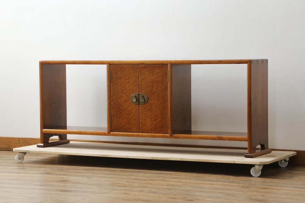 事前問合せ必須 飾り棚 中古 高級品 木工作家品 無垢材 李朝デザイン 真鍮金具 漆塗り 朝鮮棚 収納棚 サイドボード リビングボード リペア+発送まで3週間前後 R-075407