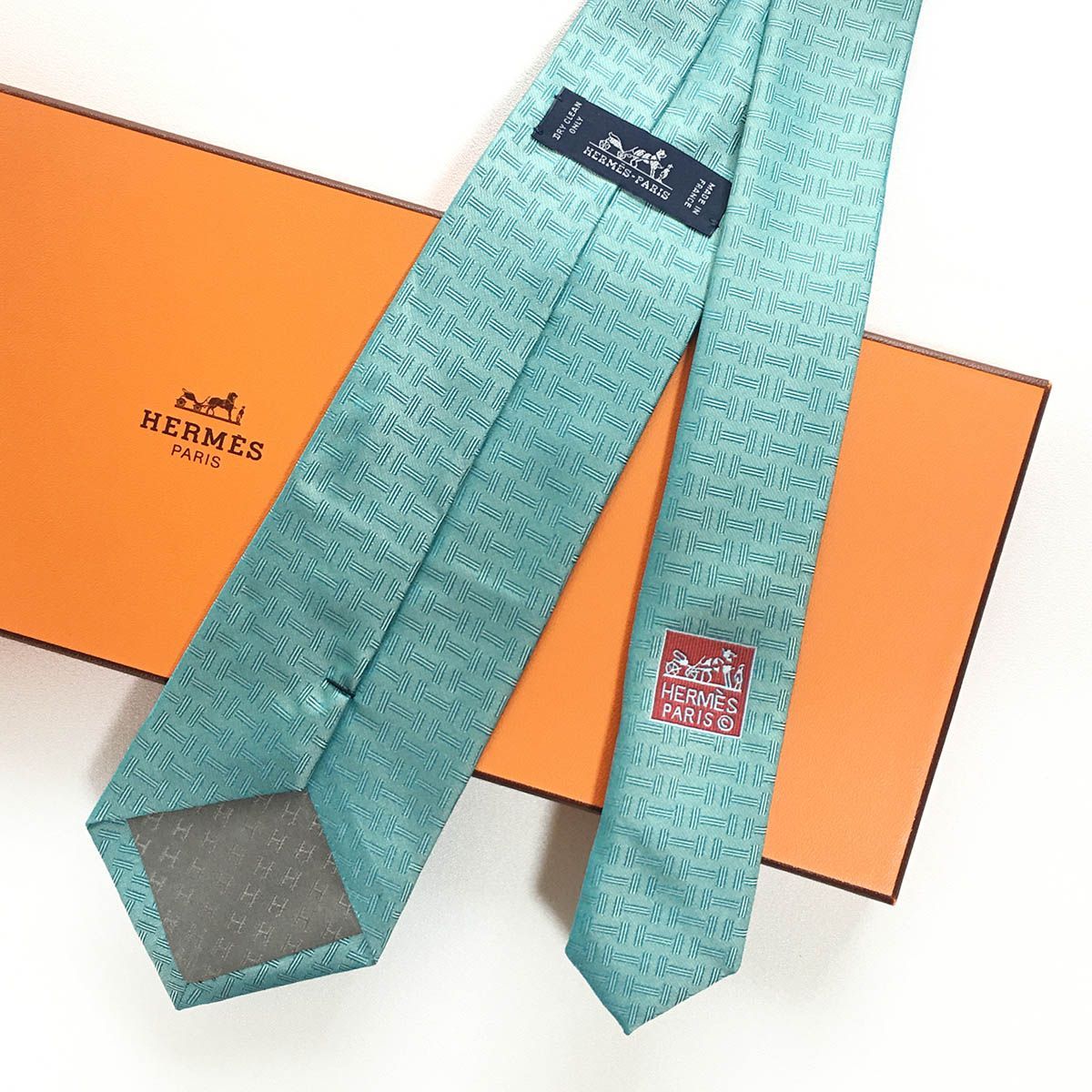 エルメス HERMES ネクタイ シルク フランス製 ライトブルー 美品 エルメス HERMES ネクタイ シルク100% フランス製 ライト