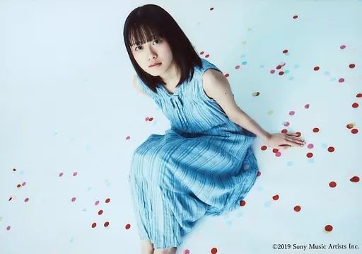 中古】生写真(女性) 楠木ともり/横型・全身・衣装水色・座り・背景白