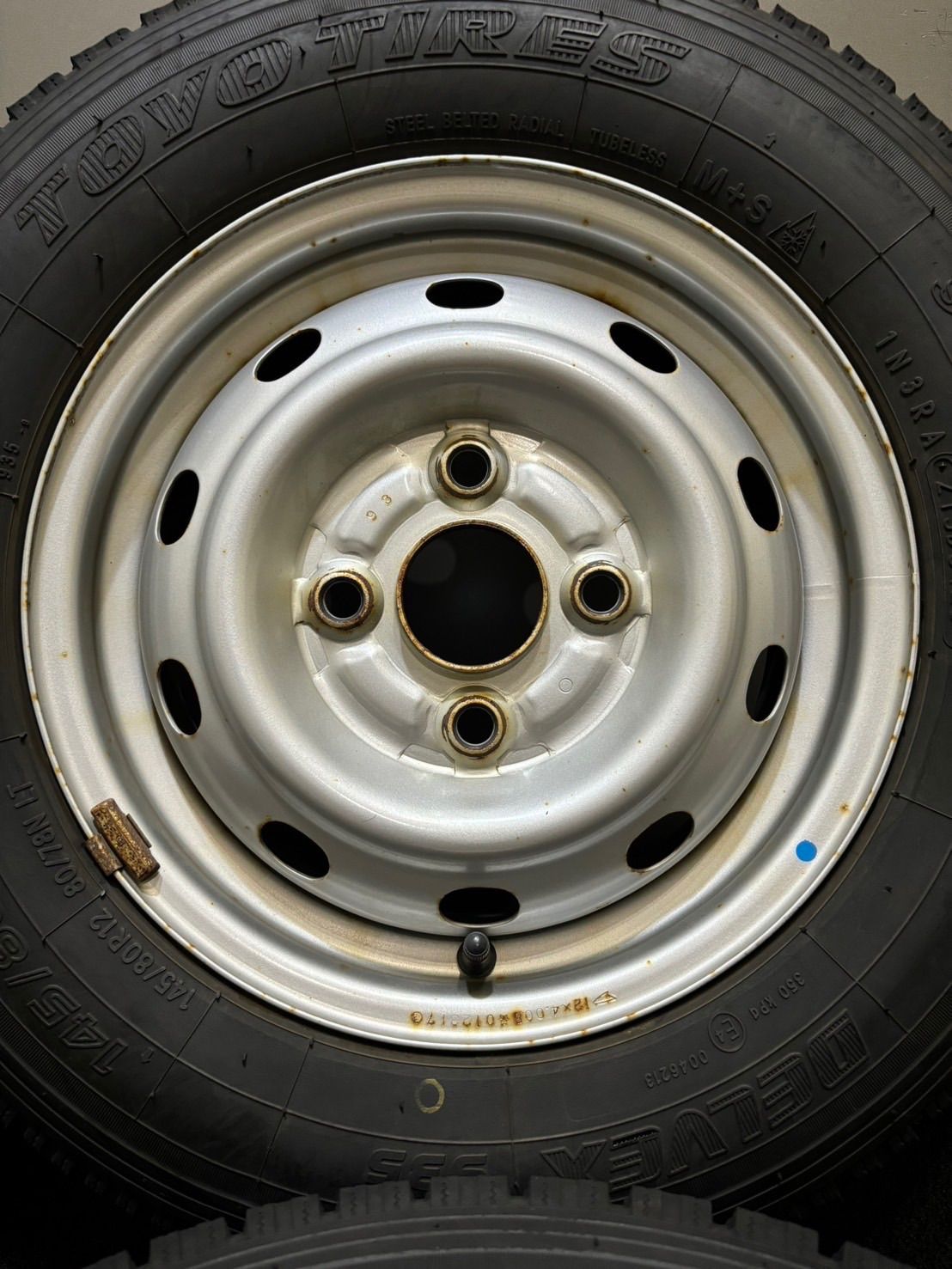 ★145/80R12 80/78N LT TOYO/DELVEX 935 23年製 ダイハツ 純正 スチール 12インチ 4J +35 100 4H スタッドレス 4本 (南1-G576)