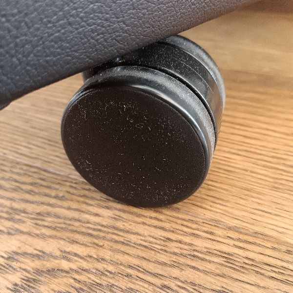 100%品質保証! OKAMURA オカムラ 応接ソファ 1人掛け 8381AT-P891 2025年製 ブラック 応接椅子 待合椅子 ロビーチェア ミーティングチェア 女性らしい