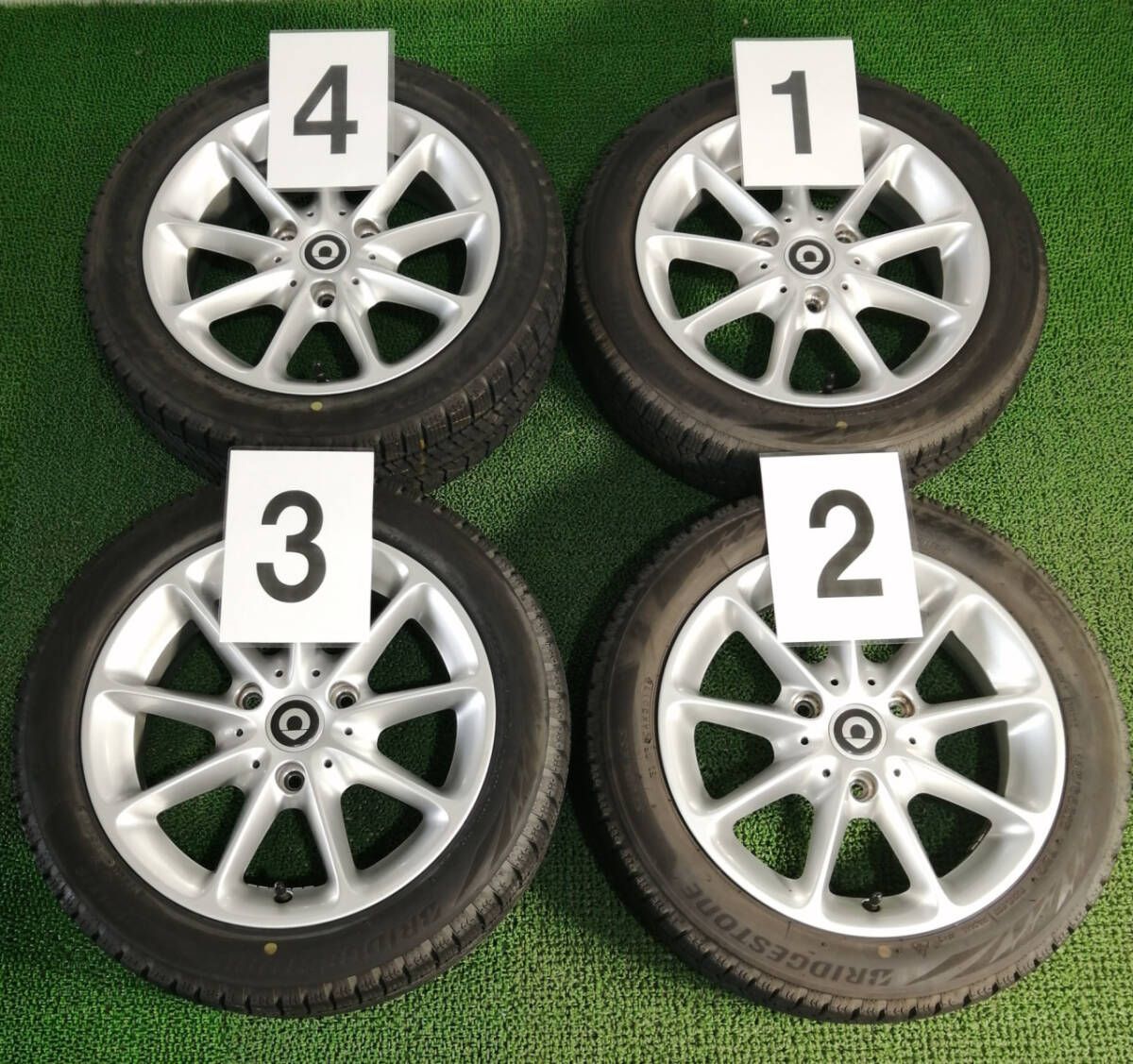 フロント 15×4.5J 145|65R15 72Q リア 15×5.5J 175|55R15 Bridgestone VRX2 スタッドレスタイヤホイール付 スマートフォーツー