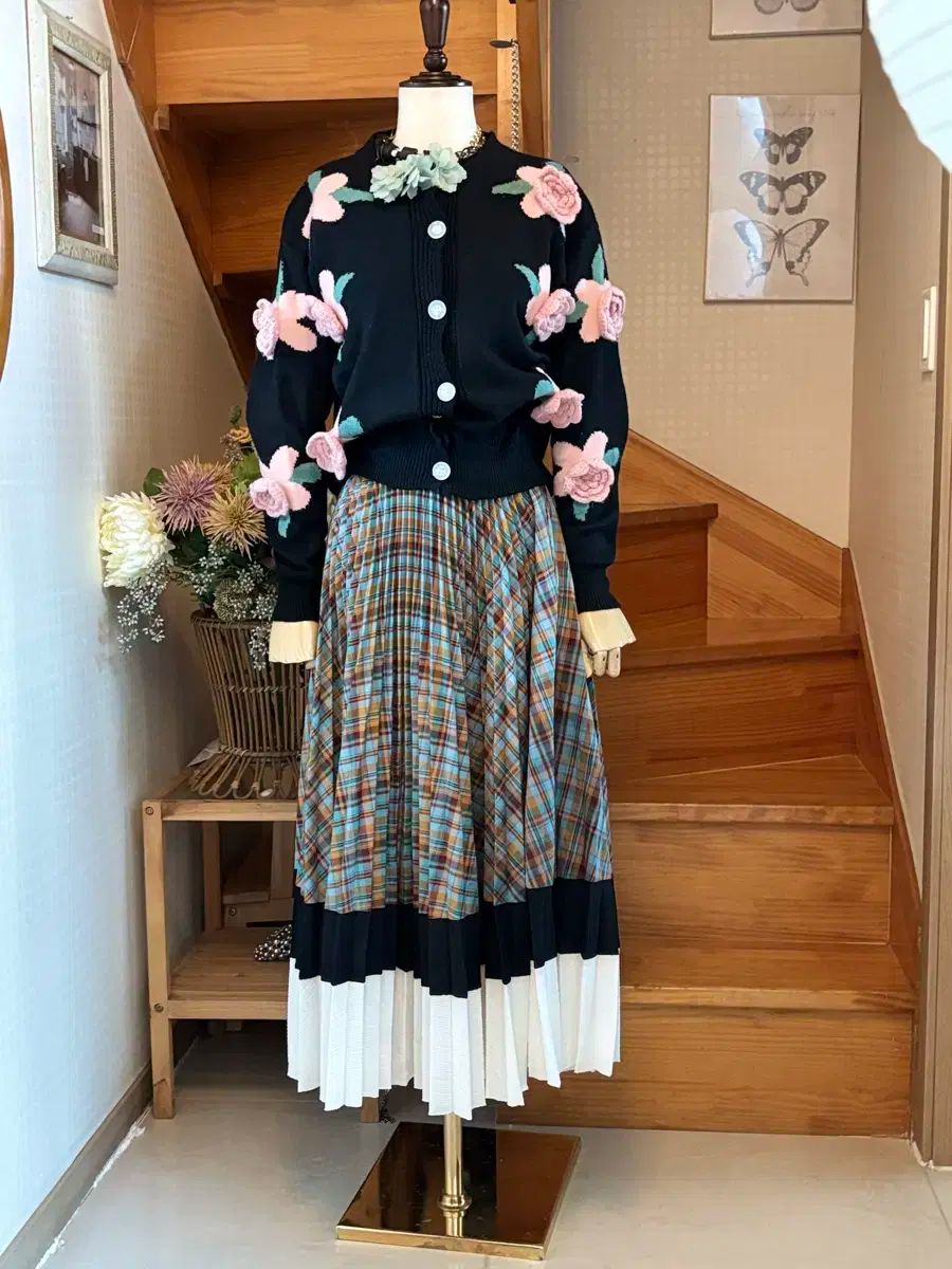 フラワー 刺繡 黒 カーディガン ＋ チェック プリーツ スカート