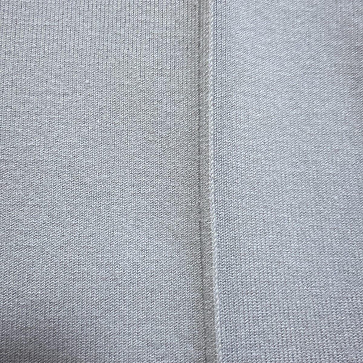 - グレー