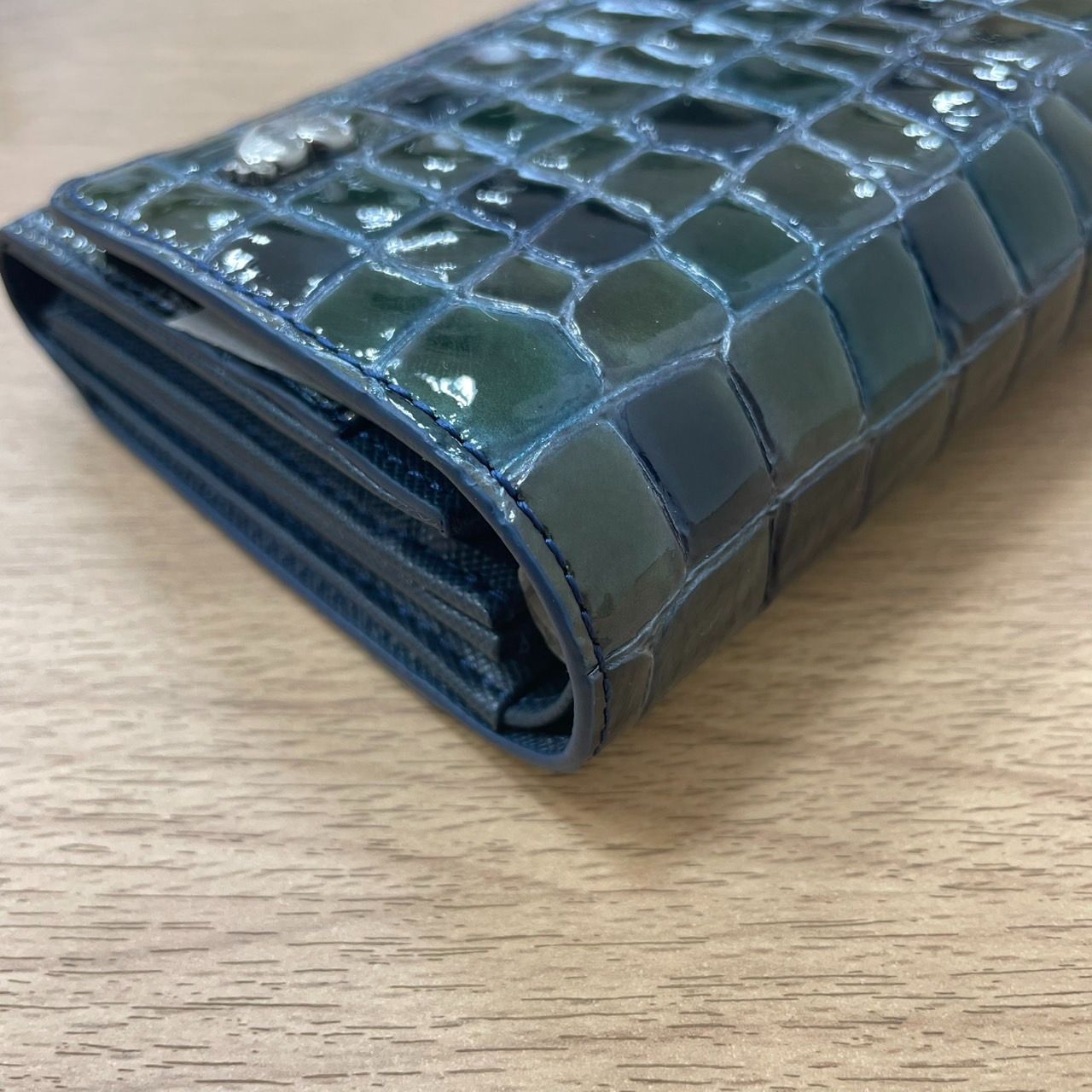 ほぼ未使用 COCCO FIORE 折財布 緑 グリーン クロコ調 MID6925