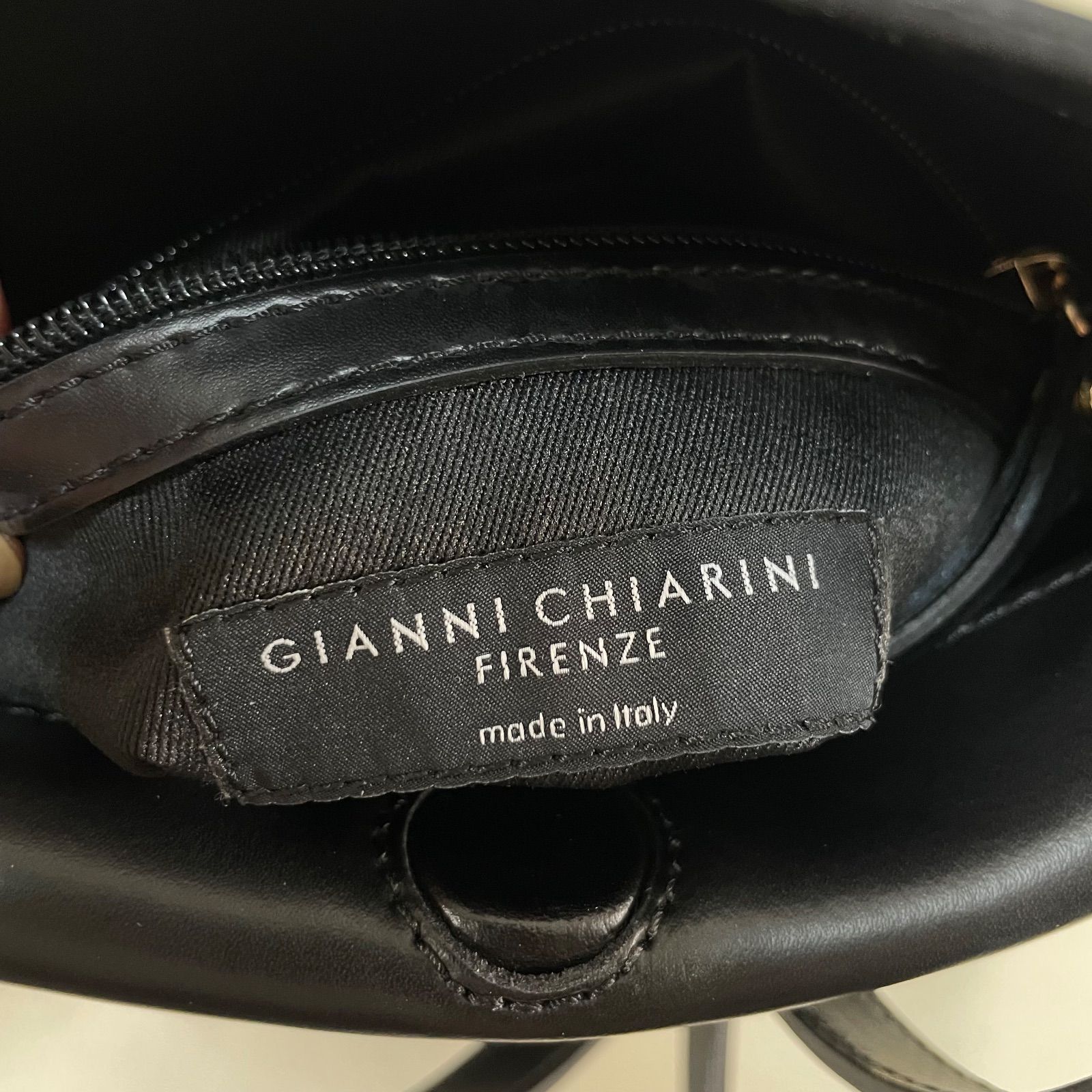 CHIARINI レザーショルダーバッグ