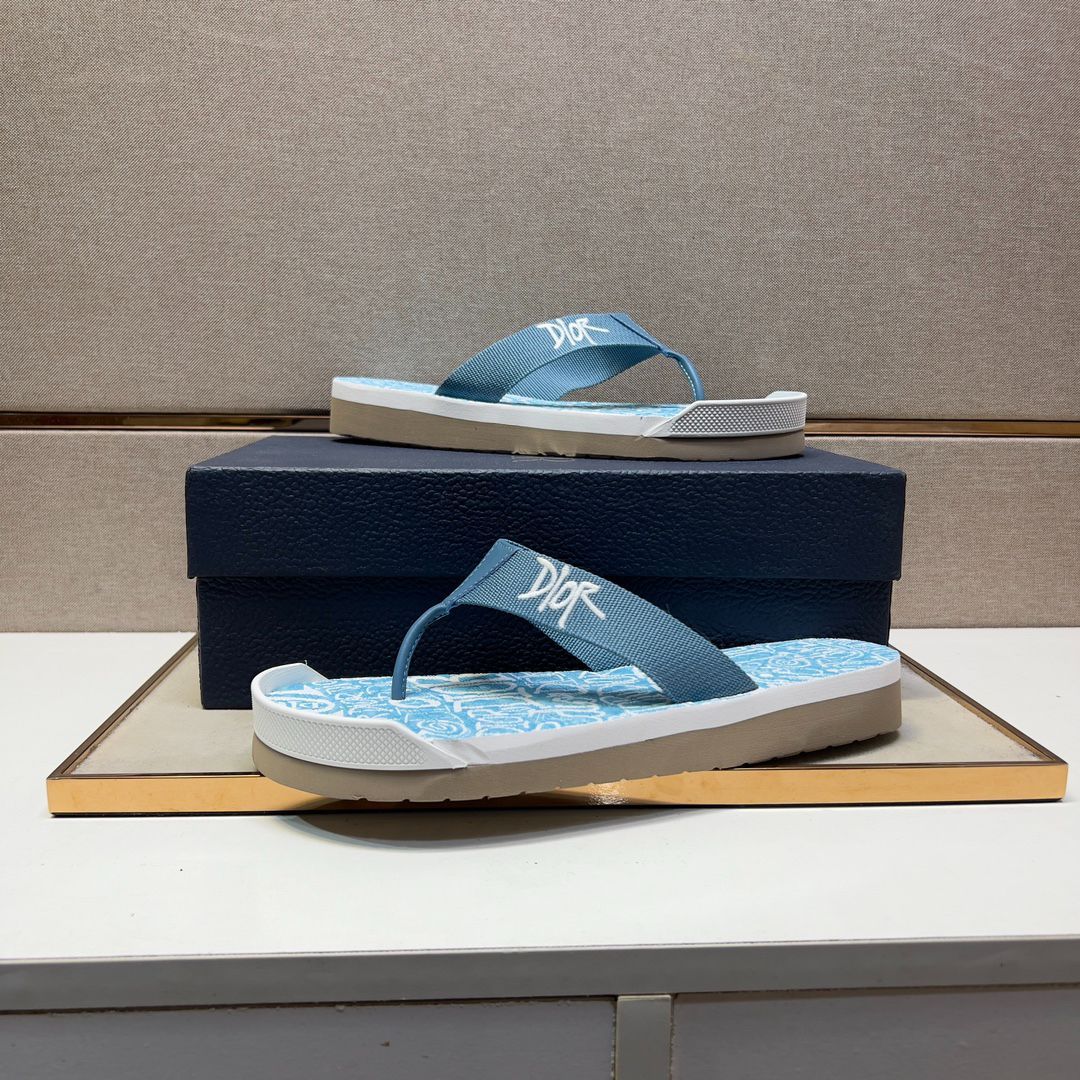 Dior ディオール　ビーサン　サンダル ギャラリー：主役級の存在感で魅せるディオール──2024年夏、サンダル