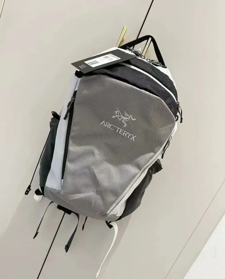 新品未使用国内正規品　アークテリクス　マンティス26 Silva ライトグレー アークテリクス 廃盤 モデル mantis 26 マンティス グレー