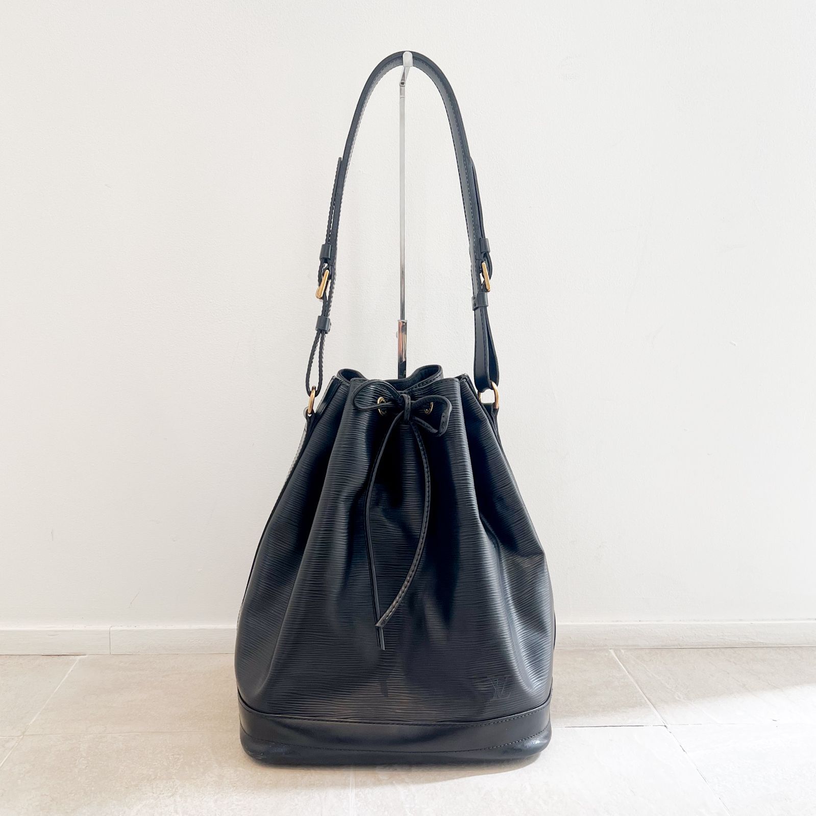 LOUIS VUITTON ルイヴィトン エピノエ　ショルダーバッグ　ノワール LOUISVUITTON ルイヴィトン エピ ノエ 巾着 ショルダーバッグ