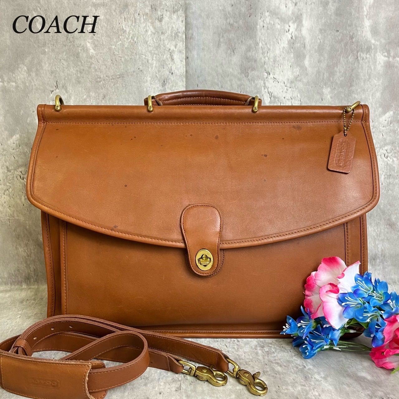 ✨良品✨ OLD COACH オールドコーチ 2way ブリーフケース ビジネスバッグ ショルダーバッグ ウィリス フラップ ターンロック  ゴールド金具 A4収納 チャーム ロゴ型押し グラブタンレザー 肩掛け レディース ブラウン 茶色 - メルカリ