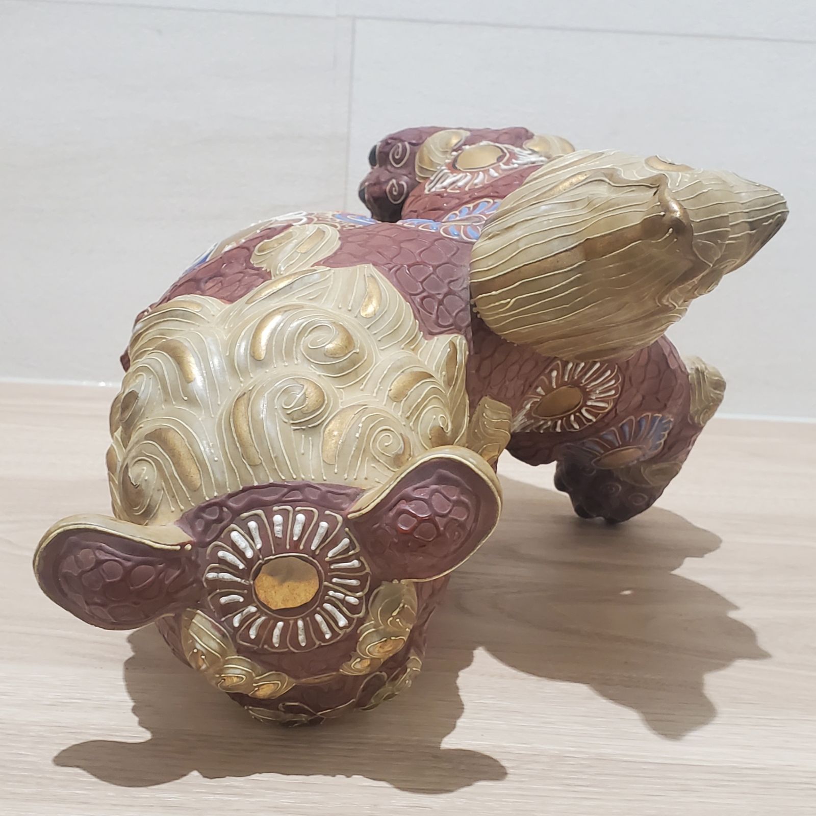 九谷焼 玉乗り獅子 高さ約23cm 色絵金彩 置物 玉獅子 縁起物