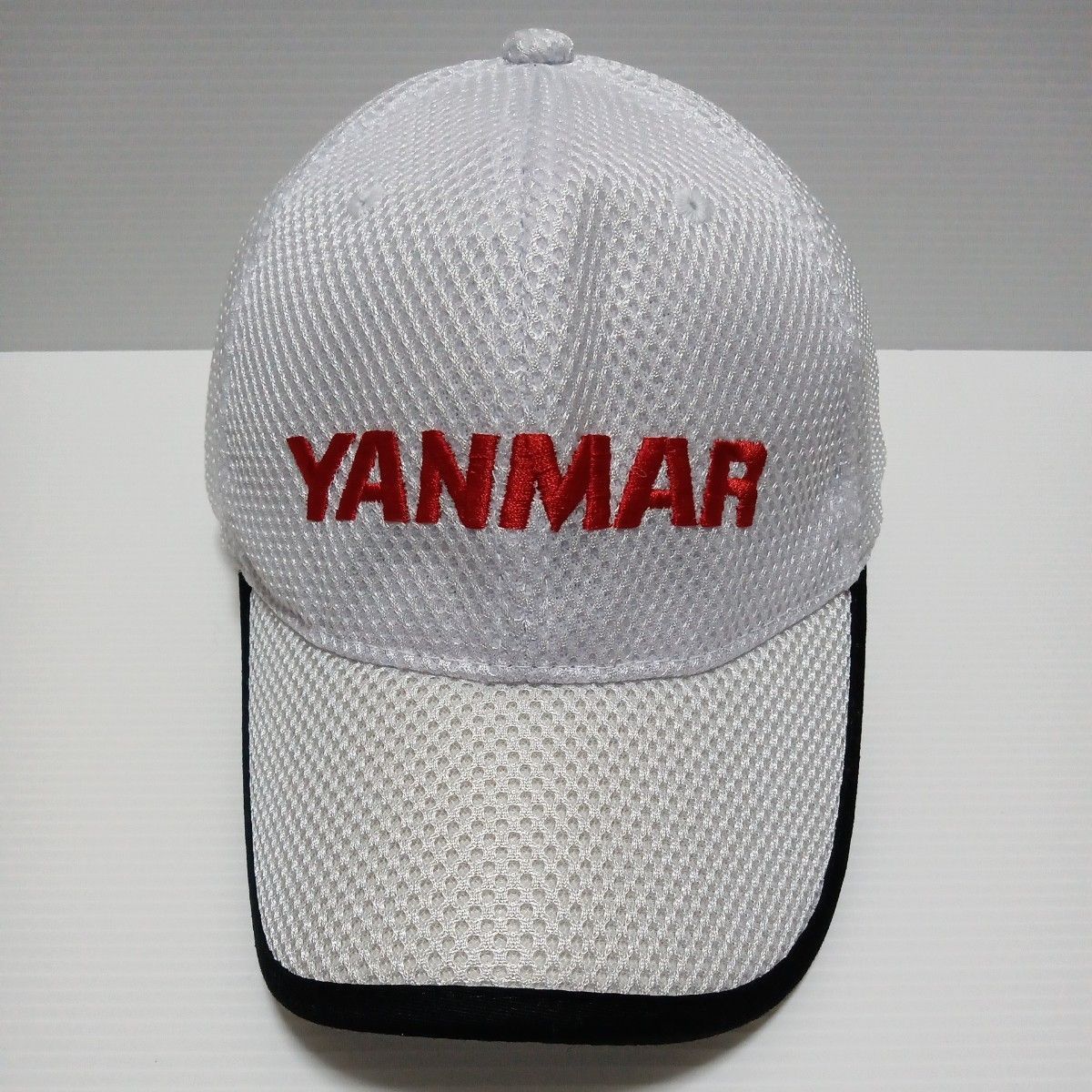ヤンマー「YANMAR メッシュ キャップ」刺繍 帽子 白系／赤ロゴ - 在庫
