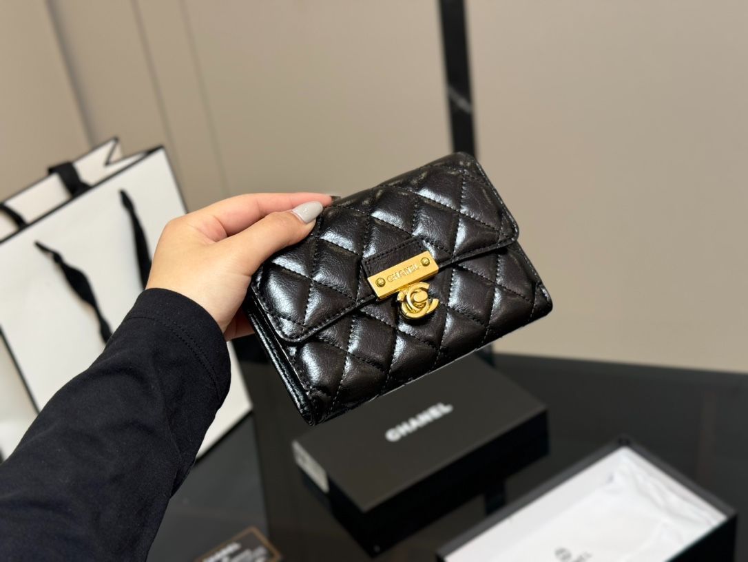 本日限定特価】シャネル レザー ミディアムウォレット 15×10cm 本日限定特価】シャネル レザー ミディアムウォレット 15×10cm