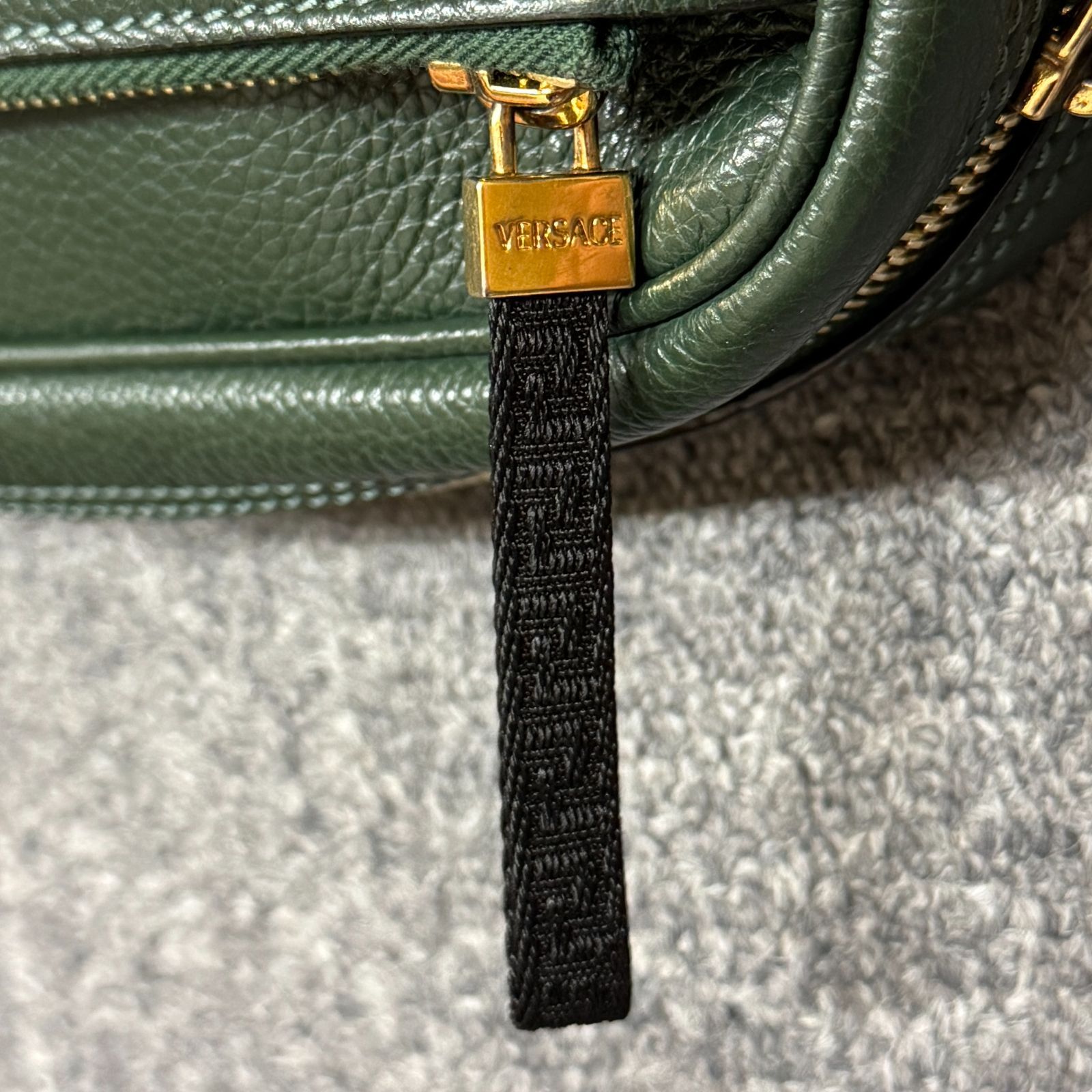 VERSACE メデューサエンブレム レザーショルダーバッグ ボディーバッグ 