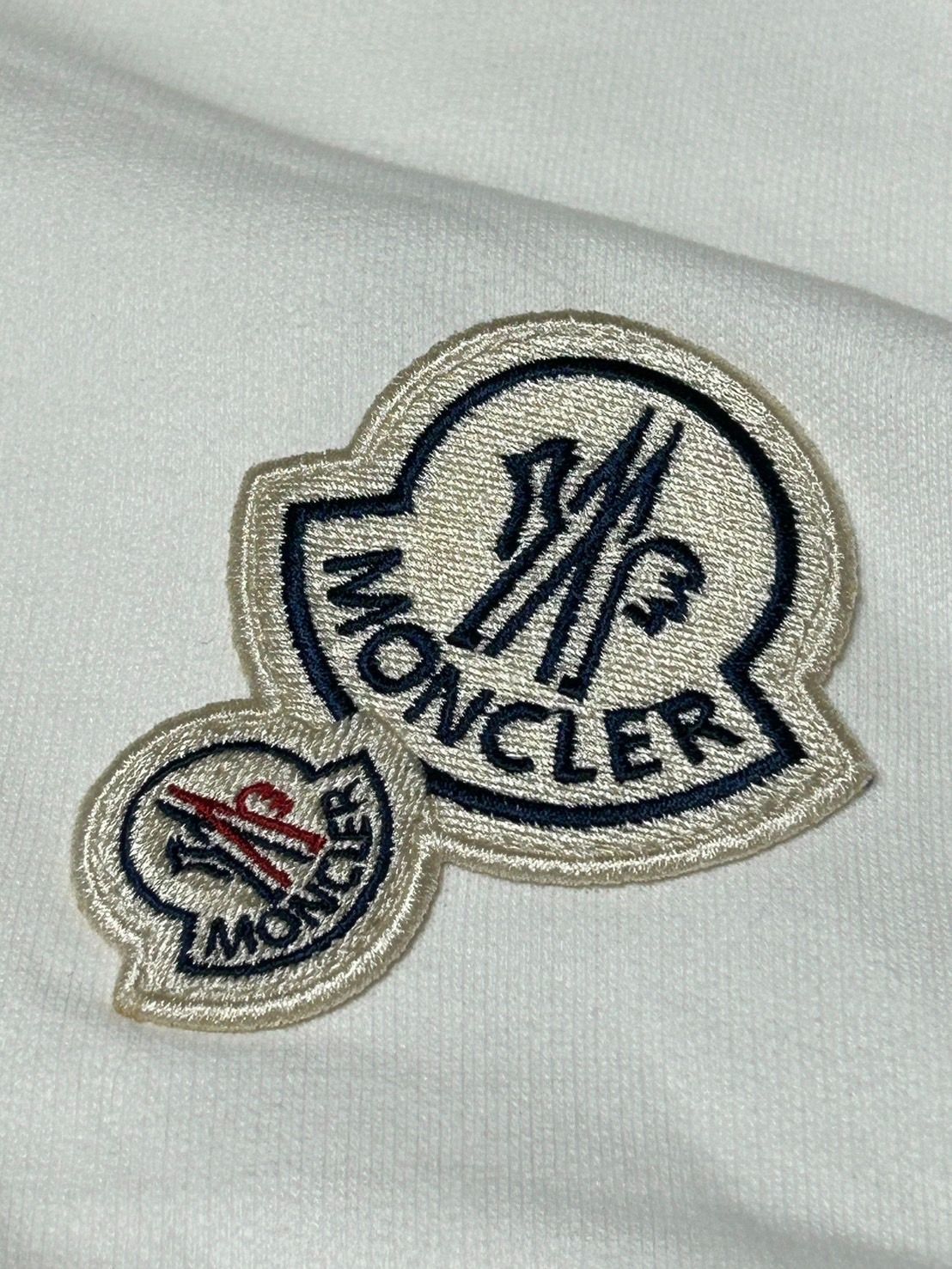 新品未使用タグ付き☆MONCLER ダブルワッペンロゴ パーカー M アイボリー ☆新品未使用タグ付き・本物保証☆MONCLER ダブルロゴワッペン