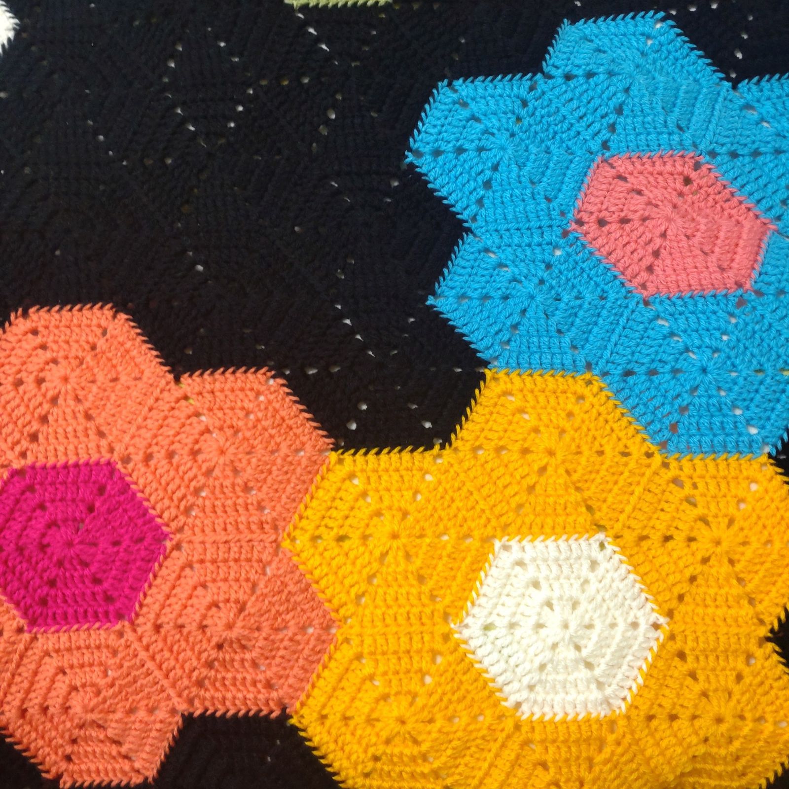 ＊ハンドメイド＊　ヘキサゴンモチーフ　マルチカバー ハンドメイド＊ヘキサゴンモチーフマルチカバー