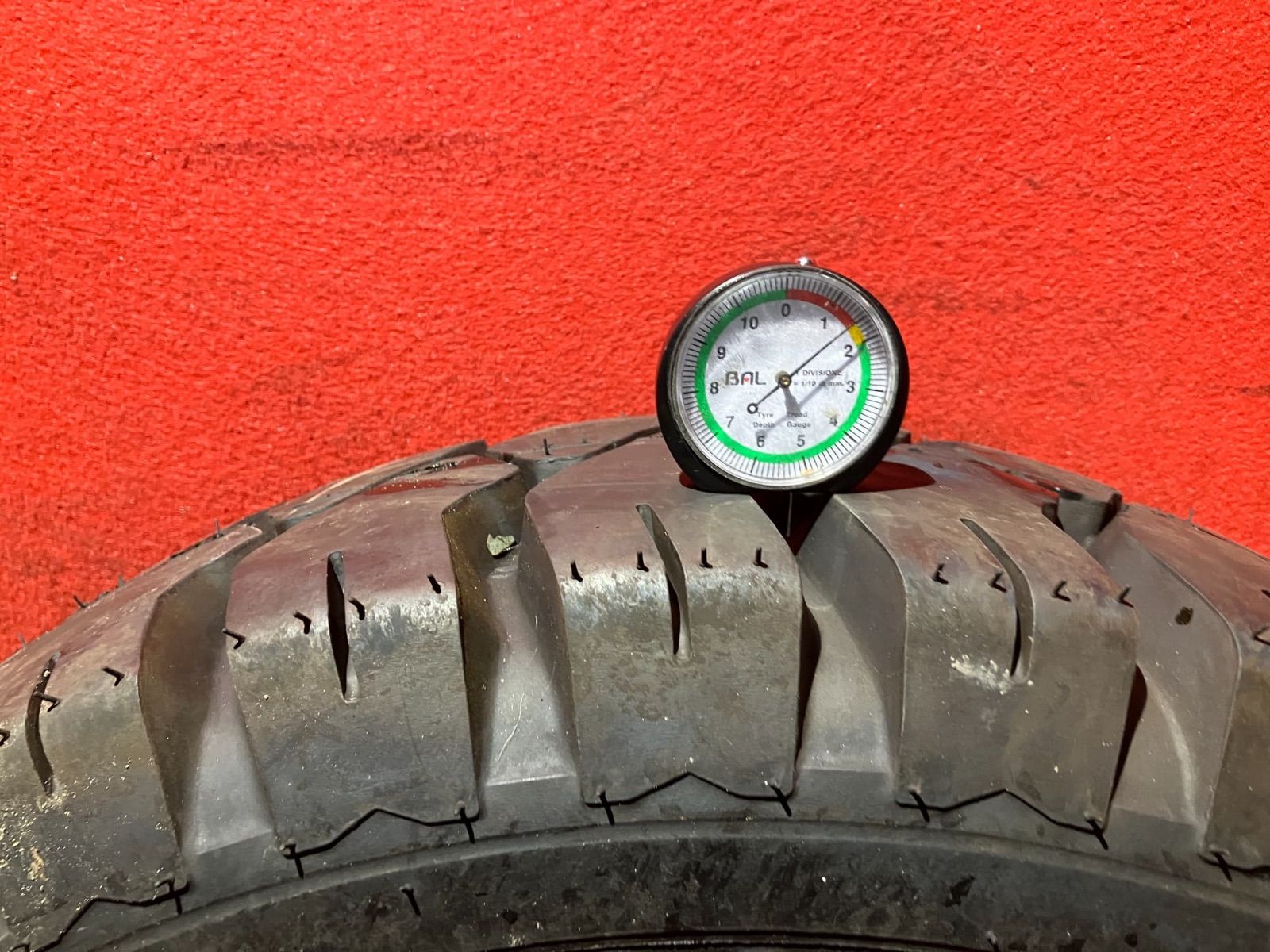 フォークリフトタイヤ 28x8-15