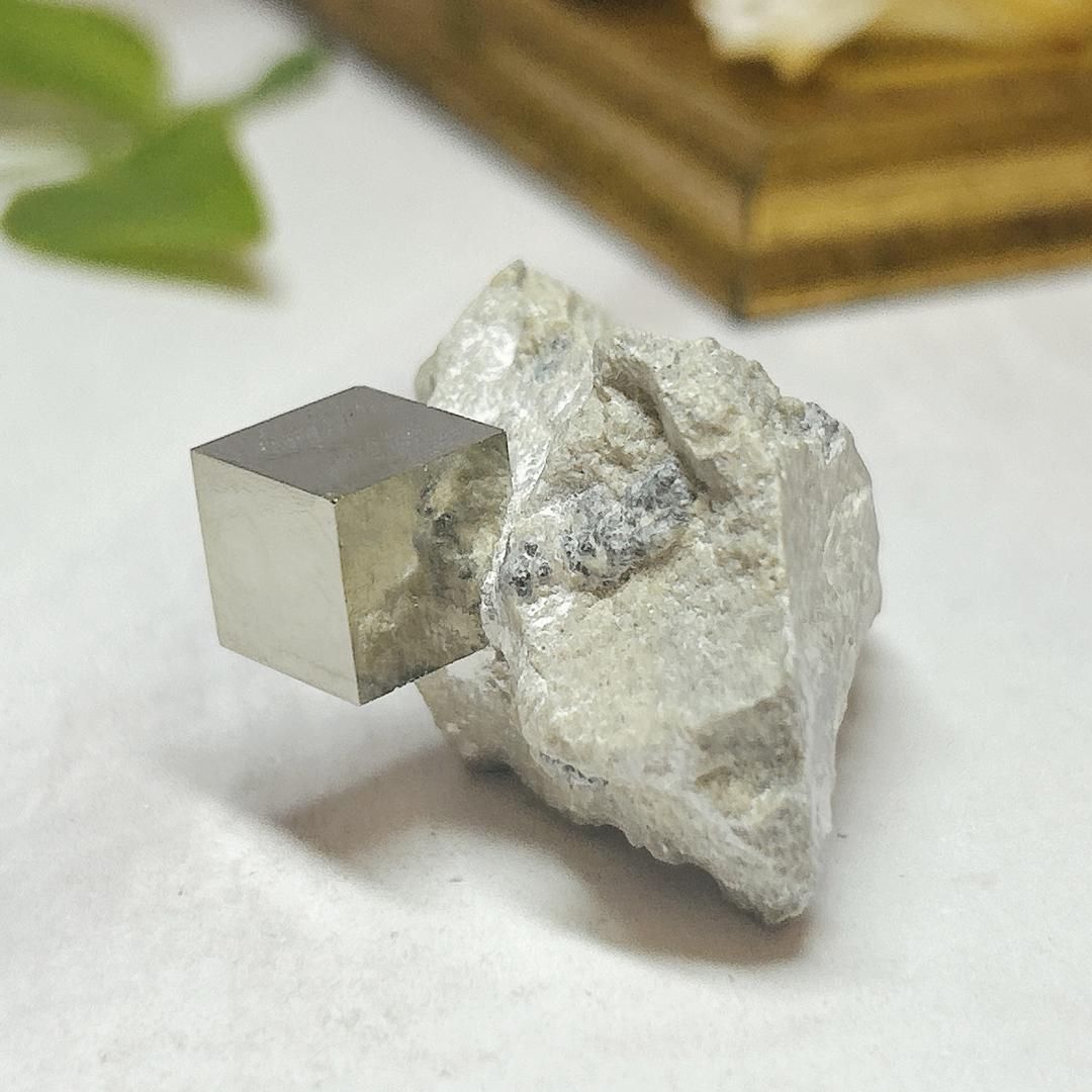 E5981】立方体 黄鉄鉱 母岩付き パイライト pyrite 天然石 鉱物 結晶 - メルカリ