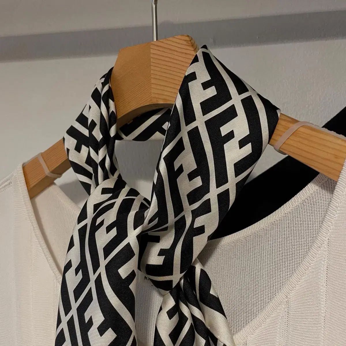 フェンディ大判シルクスカーフ(98×98) FENDI FENDI（フェンディ) シルク スカーフ - メルカリ