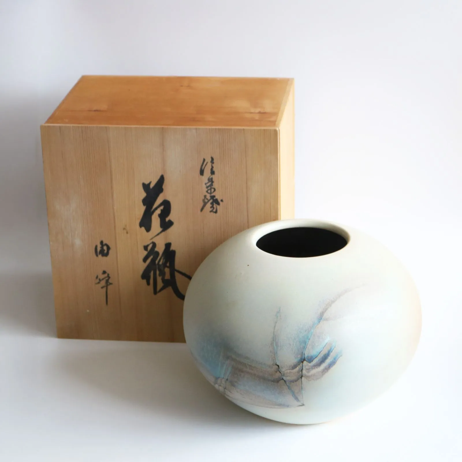 由峰 作】陶芸 花瓶 壺 花器 マット 彫文様 和モダン 信楽焼風